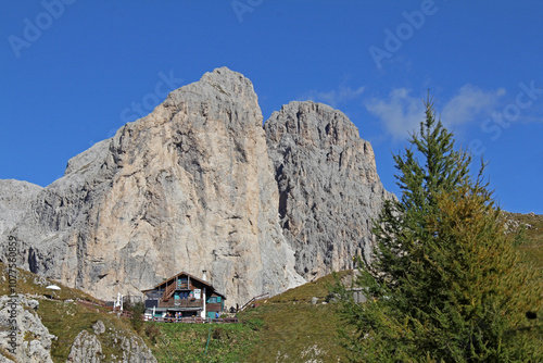 il rifugio Pederiva e le cime dei Mugoni e delle Cigolade