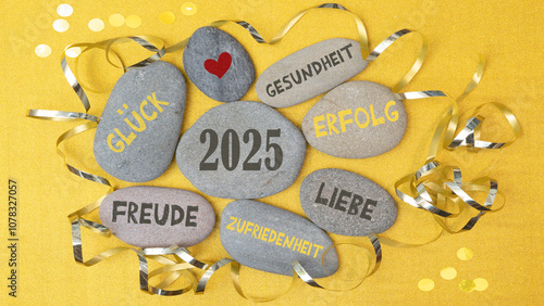 Gutes neues Jahr 2025 Neujahr, Silvester Party Grußkarte Postkarte mit deutschem Text - Steine mit Neujahrswünschen auf goldenem Tisch Hintergrund, Draufsicht