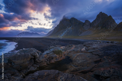 Aussicht auf den Berg Eystrahorn bei Sonnenuntergang im Osten von Südisland, Island