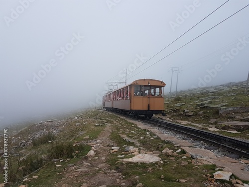 Le train de la Rhune descendant dans le brouillard