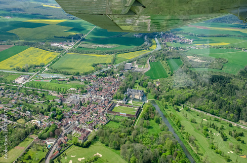 vue aérienne du château de Tanlay dans la Nièvre en France