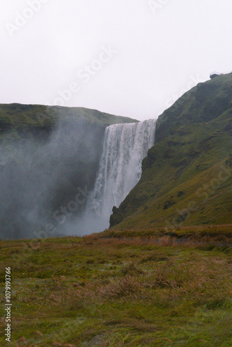 Skógafoss es una cascada situada en el recorrido del río Skógá, en el sur de Islandia en los acantilados del anterior litoral.