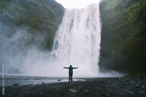 Skógafoss es una cascada situada en el recorrido del río Skógá, en el sur de Islandia en los acantilados del anterior litoral.