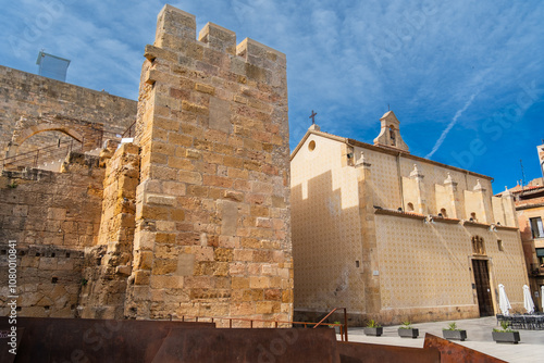 Plaça del Rei mit dem Torre del Pretori o Castell del Rei und der Kirche Església de Natzaret in Tarragona, Spanien.