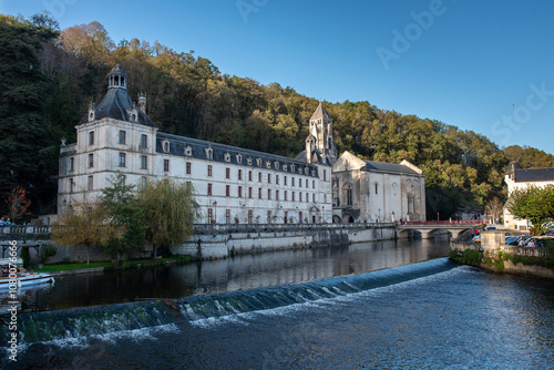 Grand edifice construiit le long de la rivière Dronne. A son extrémité l'église et son cocher construit sur un surplomb rocheux.