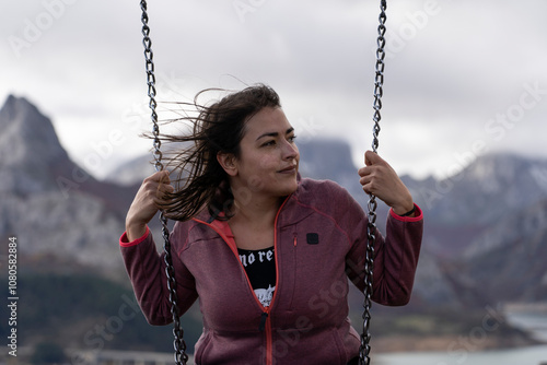 Mujer disfrutando de las vistas de Riaño (León)