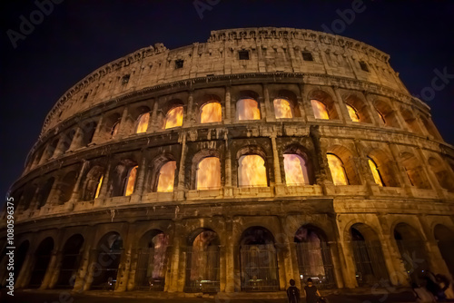 Colosseo in fiamme. Roma in fiamme. Immagine rare di una simulazione di un incendio al Colosseo