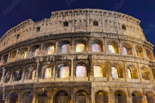 Colosseo in fiamme. Roma in fiamme. Immagine rare di una simulazione di un incendio al Colosseo