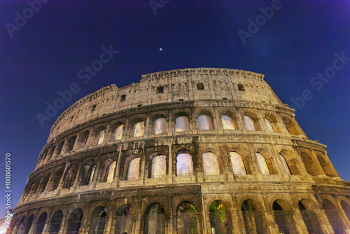 Colosseo in fiamme. Roma in fiamme. Immagine rare di una simulazione di un incendio al Colosseo