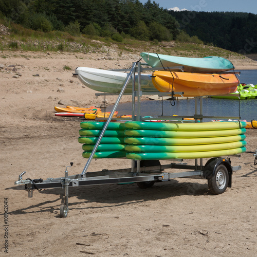 Paddles et kayaks sur une remorque