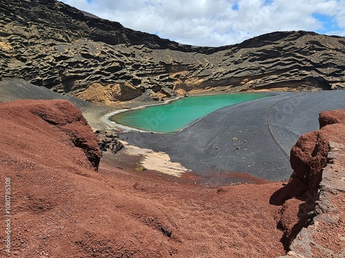 Le spectaculaire contraste de couleurs d'El Golfo à Lanzarote, avec le vert émeraude du lagon encerclé par des falaises de lave noire et de roches rouges.