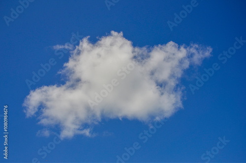 Nube solitaria en cielo azul