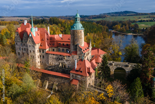 widok z lotu ptaka na zamek nad wodą 