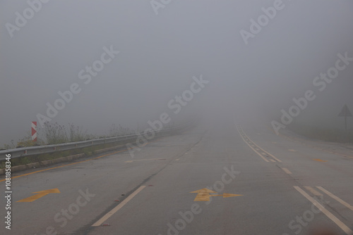 épais brouillard sur une route