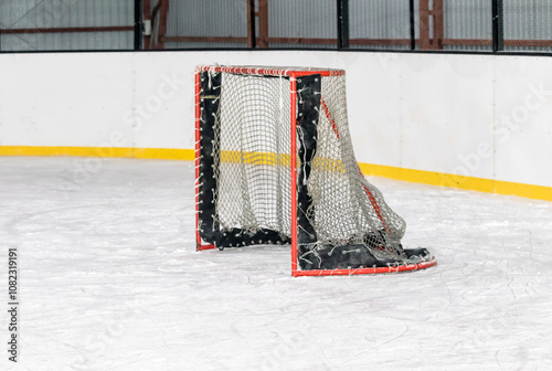 empty gates on the ice hockey