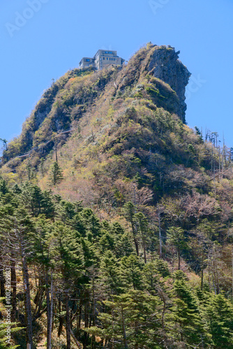 北西側から見上げた、石鎚神社頂上山荘がある石鎚山弥山