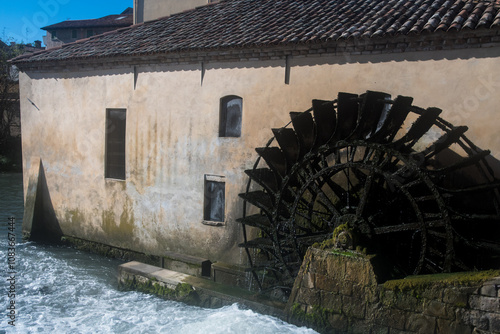 La ruota dei mulini di Sanr’Andrea nel centro storico di Portogruaro gira trascinata dalla corrente del fiume Lemene