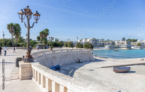 Otranto ist eine historische Hafenstadt in der Region Apulien im Süden Italiens, bekannt für ihre strategische Lage als östlichster Punkt Italiens und ihre reiche kulturelle Geschichte. 