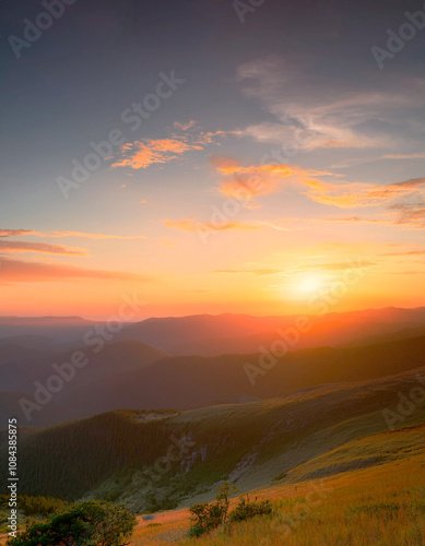 Amanecer tropical con sol saliente de la montaña.