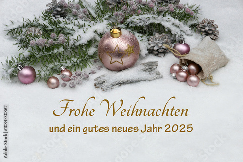 Weihnachtskarte: Weihnachtsgrüße mit Weihnachtskugeln im Schnee . Frohe Weihnachten und ein gutes neues Jahr 2025. 