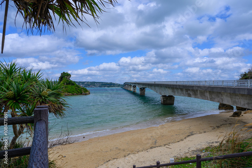 古宇利島から古宇利大橋を望む