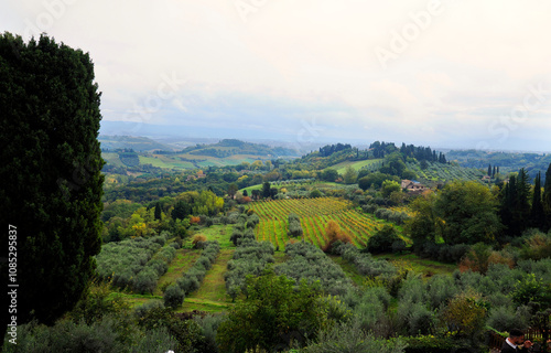 Charakterystyczne malownicze krajobrazy Toskanii z okolic San Gimignano