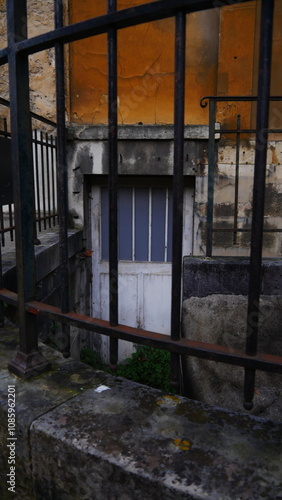 Cabane, demeure et bati, maison de rangement de matériel ou de machineries de jardin, coin secret et discret, des grilles métalliques, barreaux, accès réservé et restreint, parc public, feuilles morte