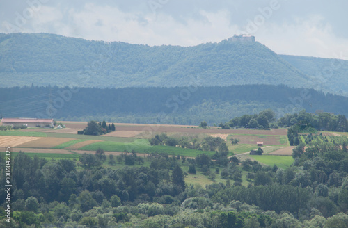 Landschaft am Neckar mit Burg Neuffen und Schwäbischer Alb