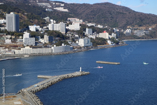 熱海の街を望む