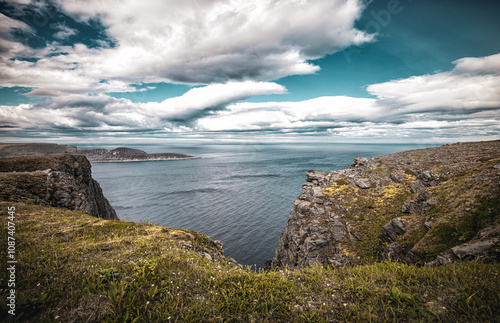 Panorama der Küste des Nordkapp mit seinen kargen schroffen Felsformationen. Fernblick. Norwegen.