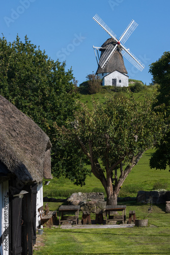 Schöne Vester Holländer Mühle auf der dänischen Ostseeinsel Ærø .