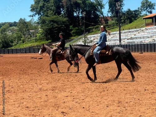 casal anda de cavalo 