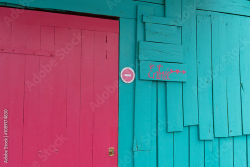 Détail d'une cabane colorée dans le port de Château-d'Oléron sur l'île d'Oléron en Charente-Maritime en France, Europe