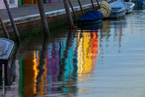 Burano di notte. Canali, strade, e case colorate vicino a Venezia.