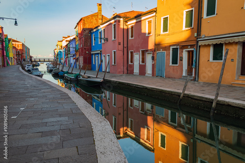 Burano di notte. Canali, strade, e case colorate vicino a Venezia.