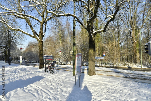 L'un des arrêts de tram 44 sous la neige en forêt de Soignes (Bruxelles) 