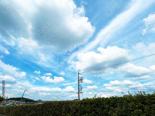 垣根と電柱と空模様