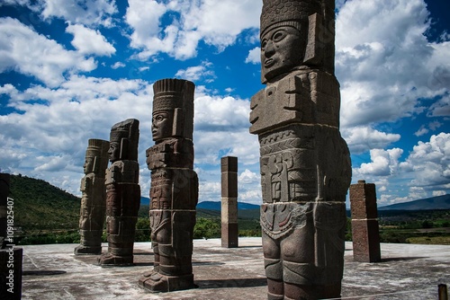 Hermosos gigantes atlantes de tula