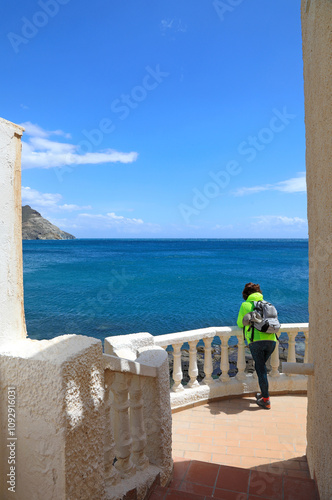 san jose almería mujer asomada al mar desde un balcón mirador 4M0A5020-05