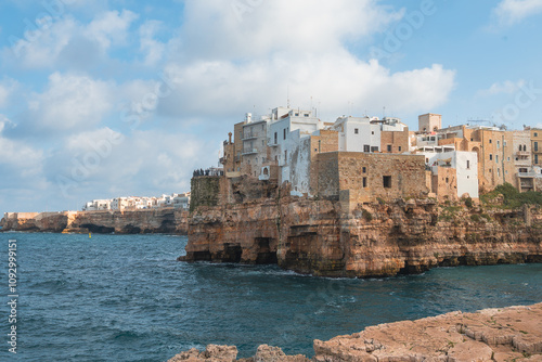 Altstadt von Polignano a Mare direkt – enge Gassen, Steilküste, Stadtstrand an der Küste der süditalienischen Region Apulien im Bezirk der Hauptstadt Bari 