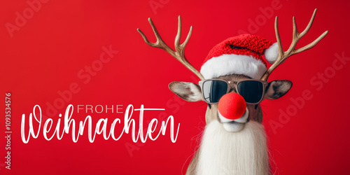 Frohe Weihnachten Urlaub Winter Grußkarte mit deutschem Text - Cooles Rentier Rudolf Hirsch mit Geweih, Weihnachtmann Nikolausmütze, Sonnenbrille und roter Nase, isoliert auf rotem Hintergrund.