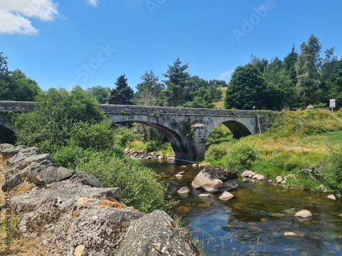 Pont sur le Bès à la frontière entre la Lozère et le Cantal