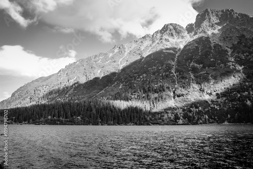 Klimatyczne jezioro górskie. Tatry.