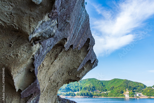 鬼ヶ城の迫力ある岩肌と海の風景