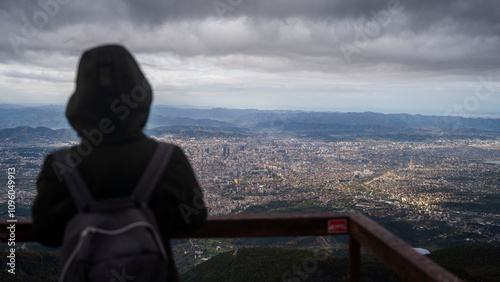 młoda dziewczyna nad morzem albania z lotu ptaka 