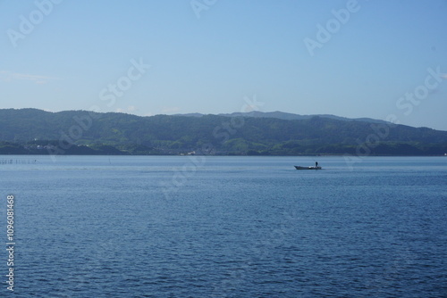 朝の宍道湖を走るしじみ漁船