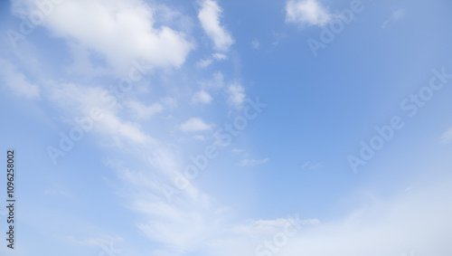 Cielo azul con nubes blancas