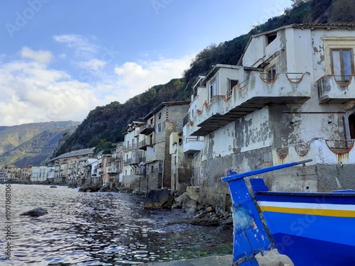 Veduta panoramica del borgo marinaro di Chianalea di Scilla, barca in primo piano.