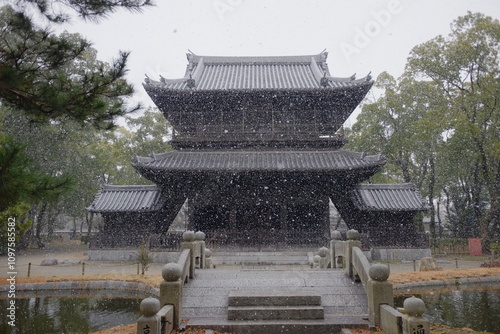 雪の中の聖福寺