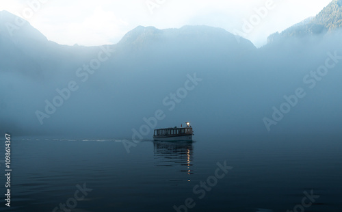 Boot im dichten Nebel auf dem Königssee, Scheinwerfer mit Licht, mystische Stimmung